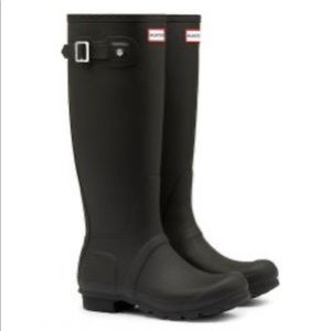 hunter boots!!! matte black!!